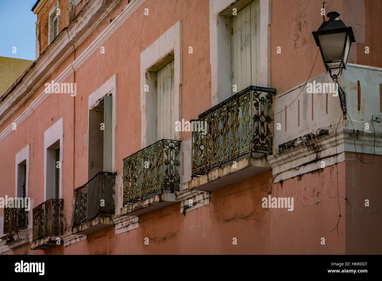 Un viejo edificio con balcones Julieta en el Viejo San Juan (Puerto Rico  Fotografía de stock - Alamy