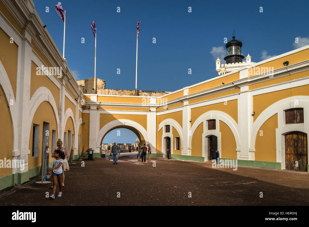 El patio del Castillo San Felipe del Morro con el faro en el fondo, en el Viejo San Juan (Puerto Rico). Foto de stock