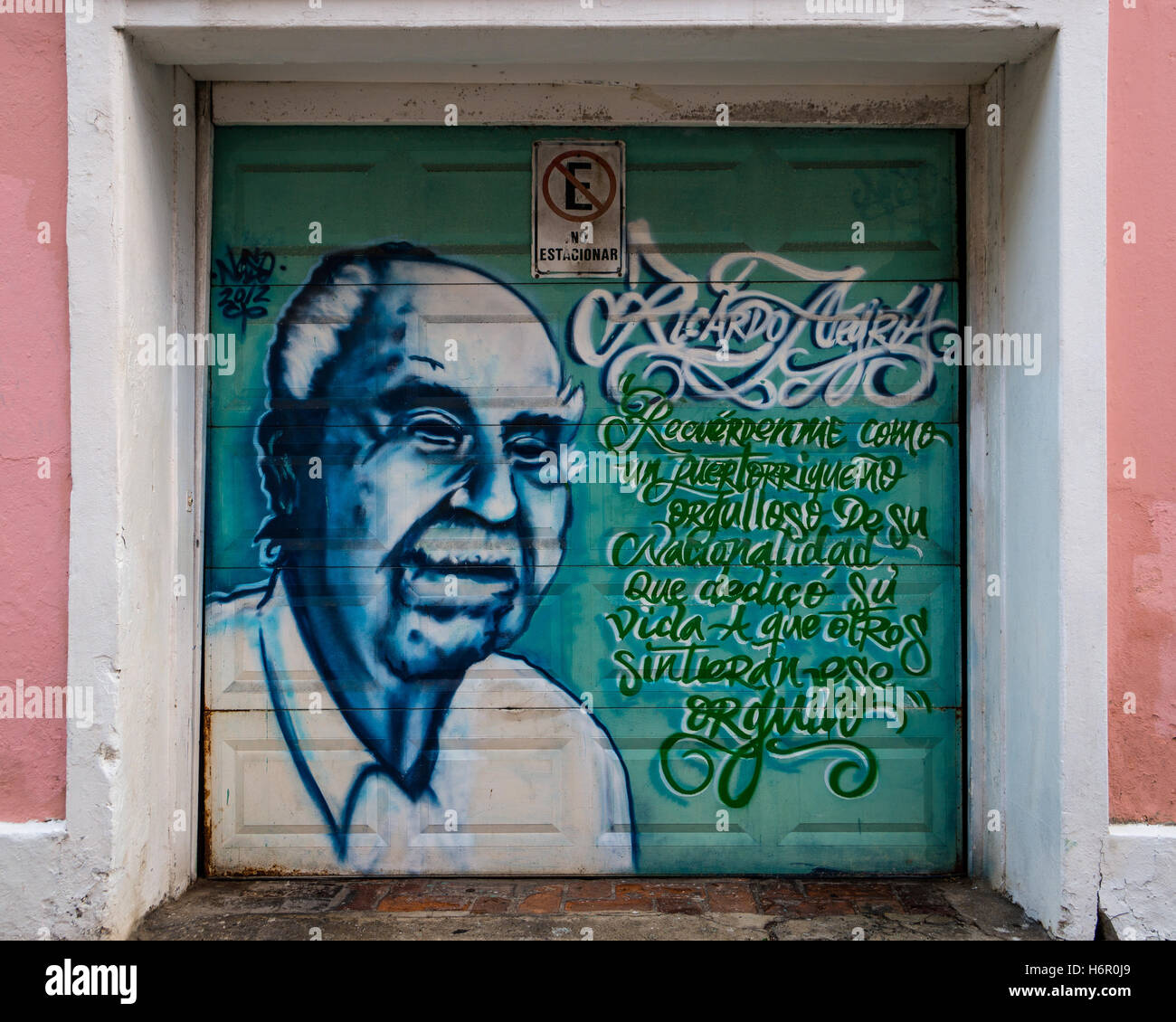 Arte en la calle reconocer Ricardo E. Alegría Gallardo, conocido como el "Padre de la moderna arqueología puertorriqueña", en el Viejo San Juan ( Foto de stock