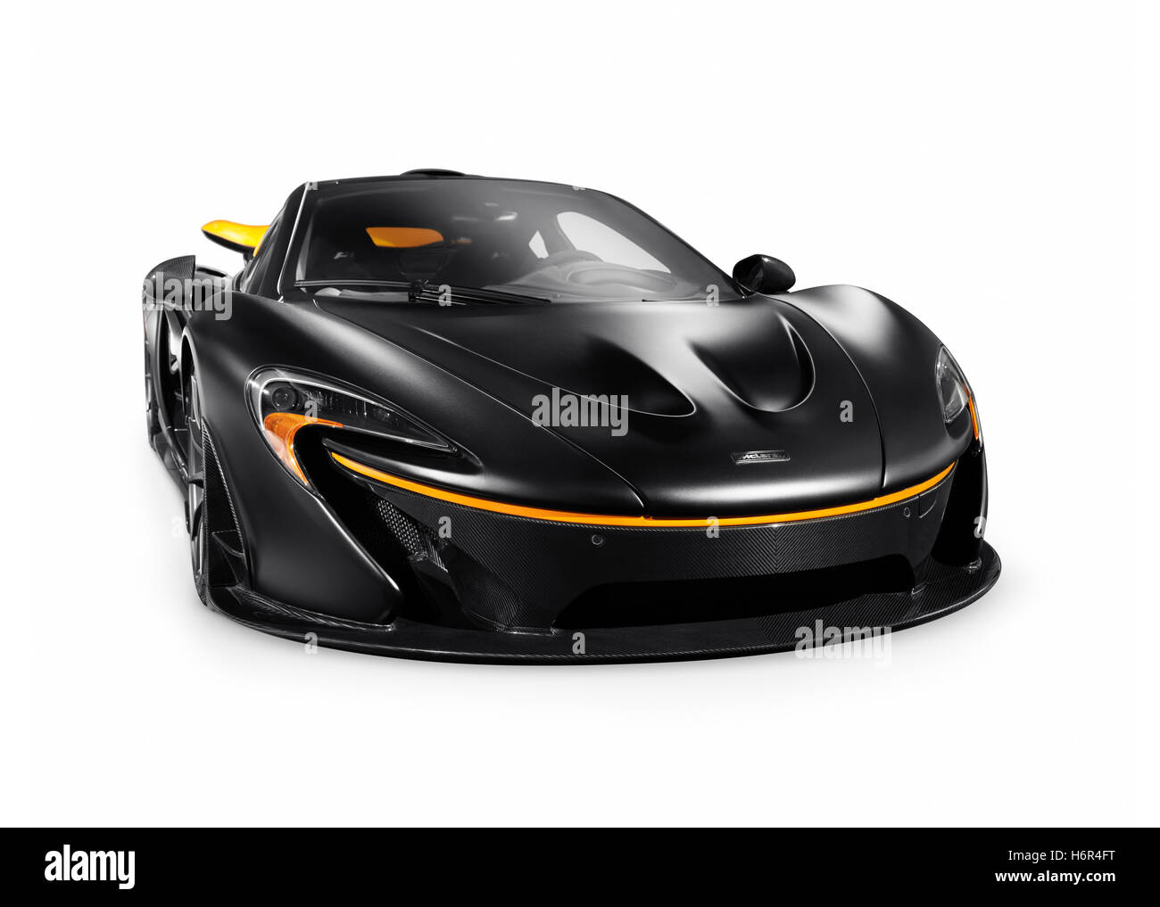 Licencia disponible en MaximImages.com - Negro mate 2015 McLaren P1 plug-in híbrido supercar aislado coche deportivo sobre fondo blanco con trazado de recorte Foto de stock