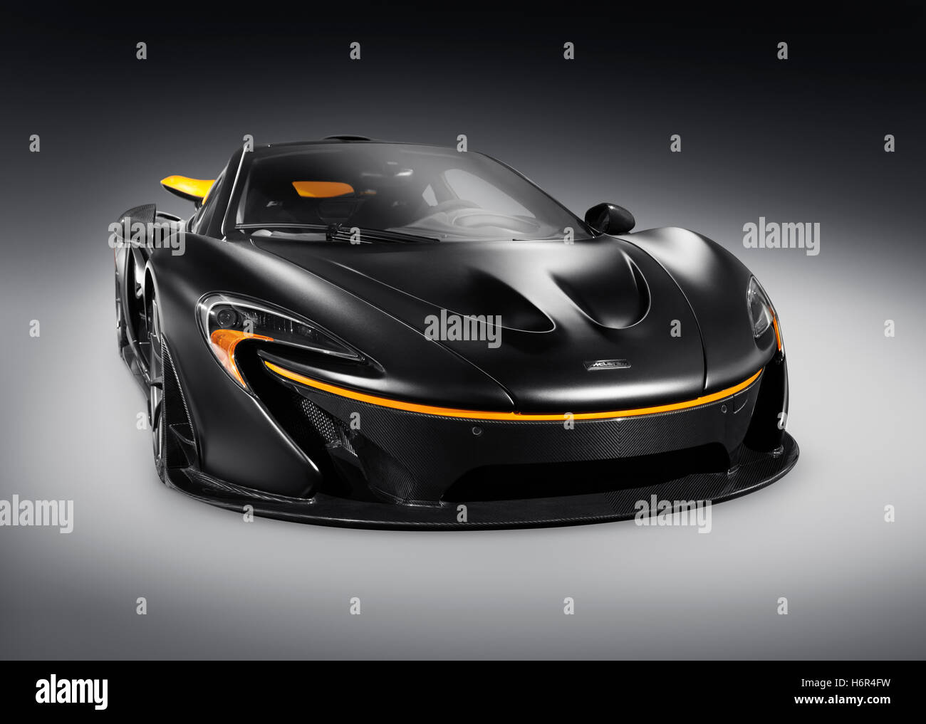 Negro mate 2015 McLaren P1 supercar plug-in híbrido de coches deportivos aislado sobre fondo gris con trazado de recorte Foto de stock