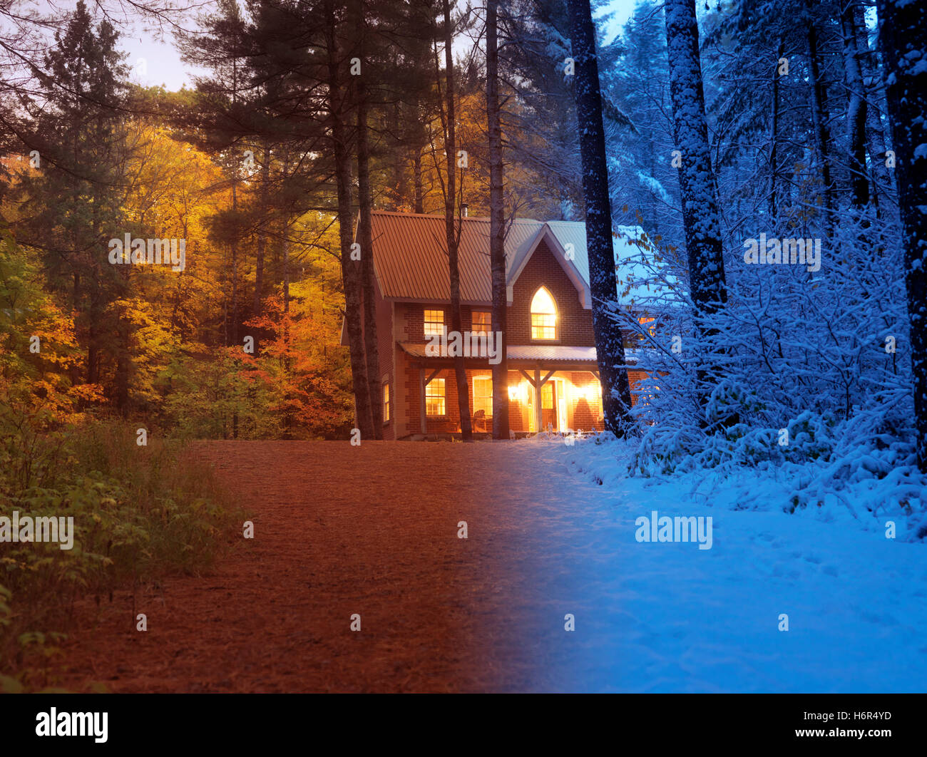Concepto artístico de una casa de campo entre otoño colorido y nevado invierno en un hermoso escenario natural en Muskoka, Ontario Foto de stock