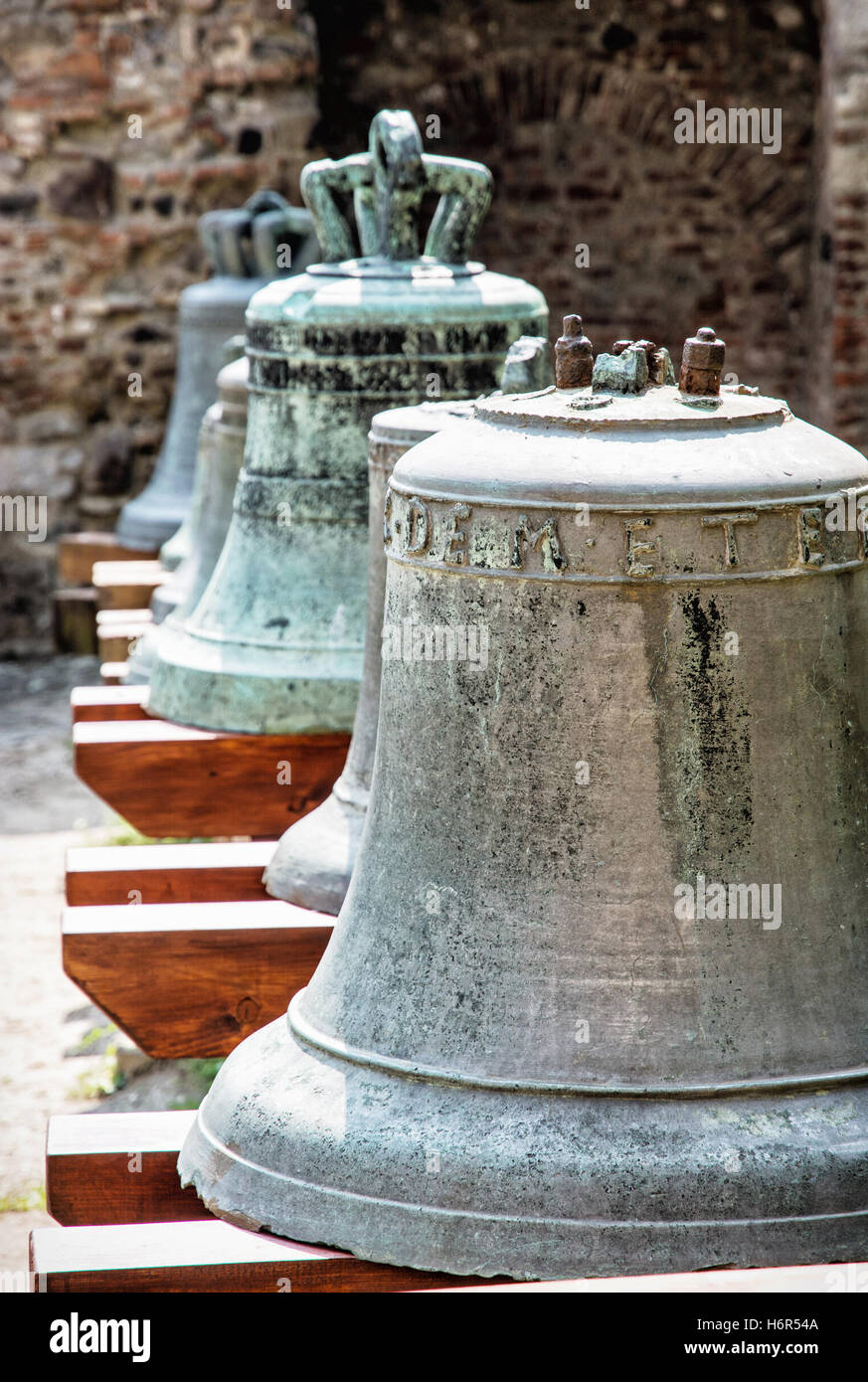 Grandes campanas de hierro fotografías e imágenes de alta resolución - Alamy