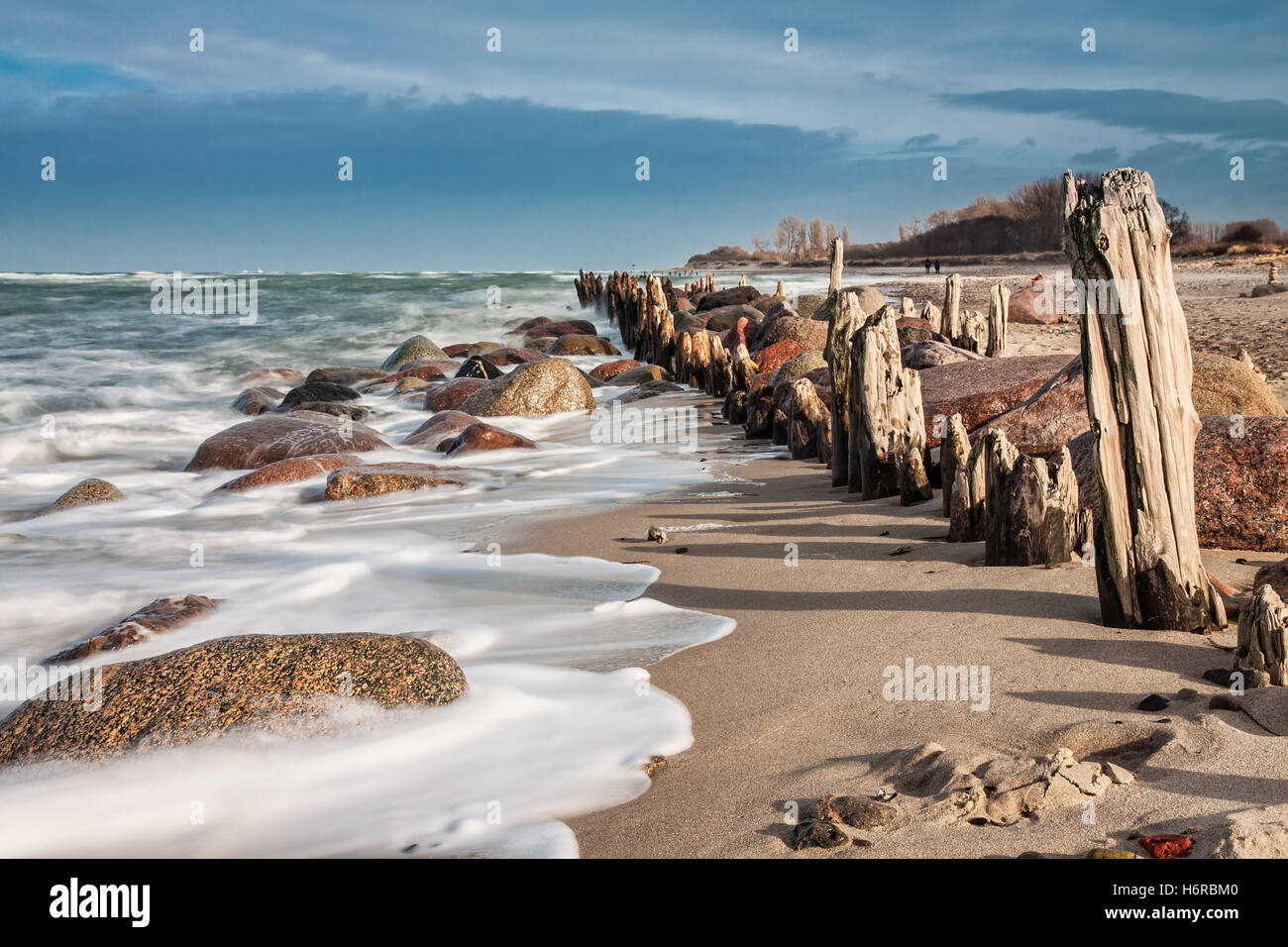 Balneario la playa a orillas del mar Báltico de agua salada de mar costa del océano etapa expósitos firmamento cielo azul piedras Foto de stock