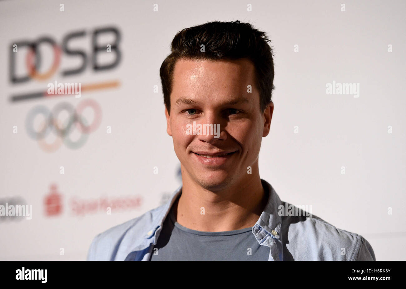 Berlín, Alemania. 31 Oct, 2016. Olympia: mit der Übergabe Medaillenparty Prämien für Olympia- und Paralympics-Starter am 31.10.2016 en Berlín. Der Wasserspringer Bronzemedaillengewinner, Patrick Hausding. Foto: Rainer Jensen/dpa Foto: Rainer Jensen/dpa/Alamy Live News Foto de stock