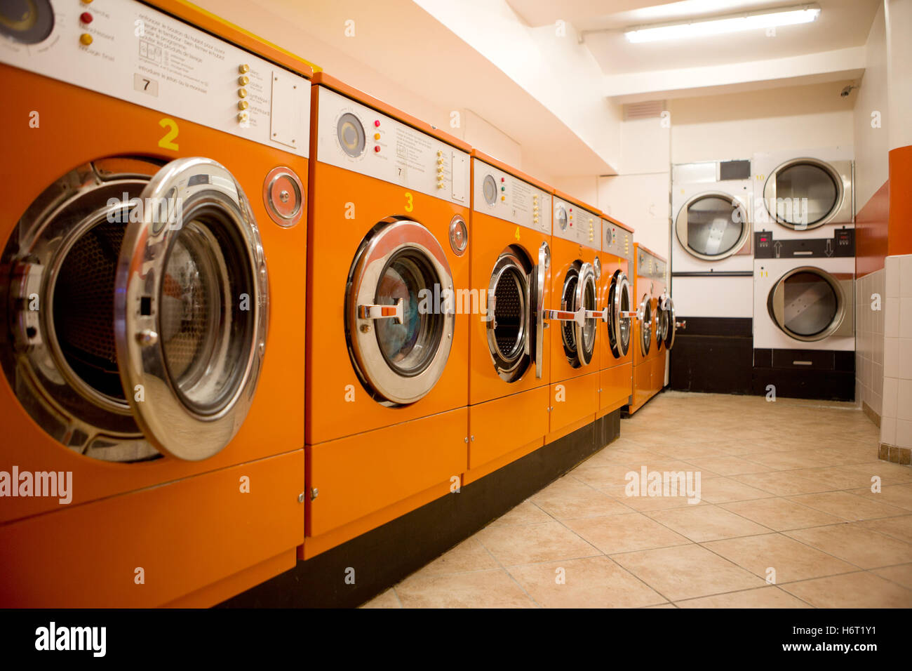 Vintage interiores lavado industrial lavado de ropa Servicio de lavandería  equipo retro eléctrico automático profesional arandela antigua limpia  Fotografía de stock - Alamy