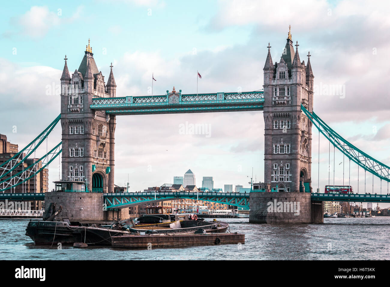 Foto de London Tower Bridge, soleados, Inglaterra Foto de stock