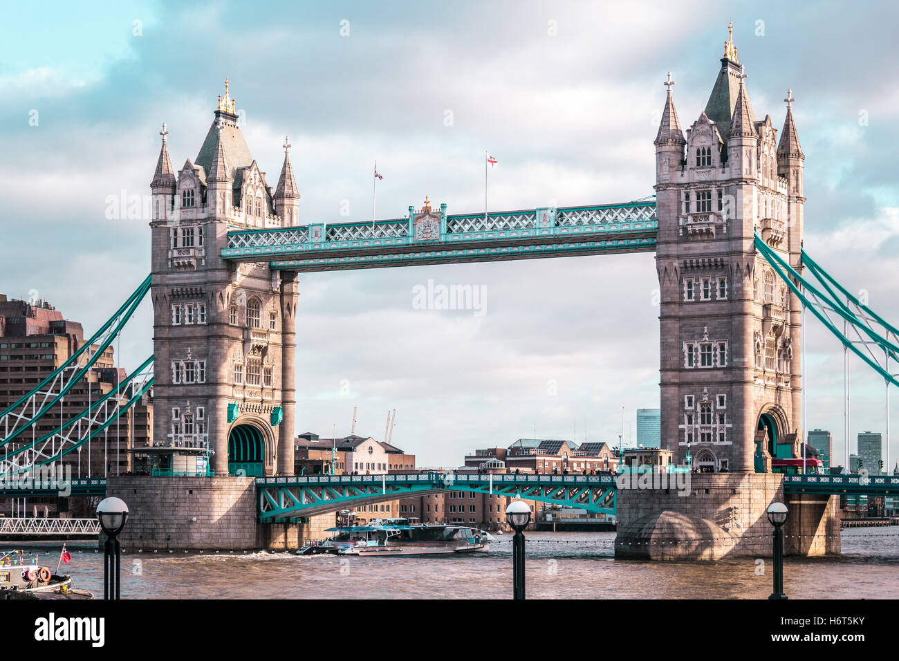 Foto de London Tower Bridge, soleados, Inglaterra Foto de stock