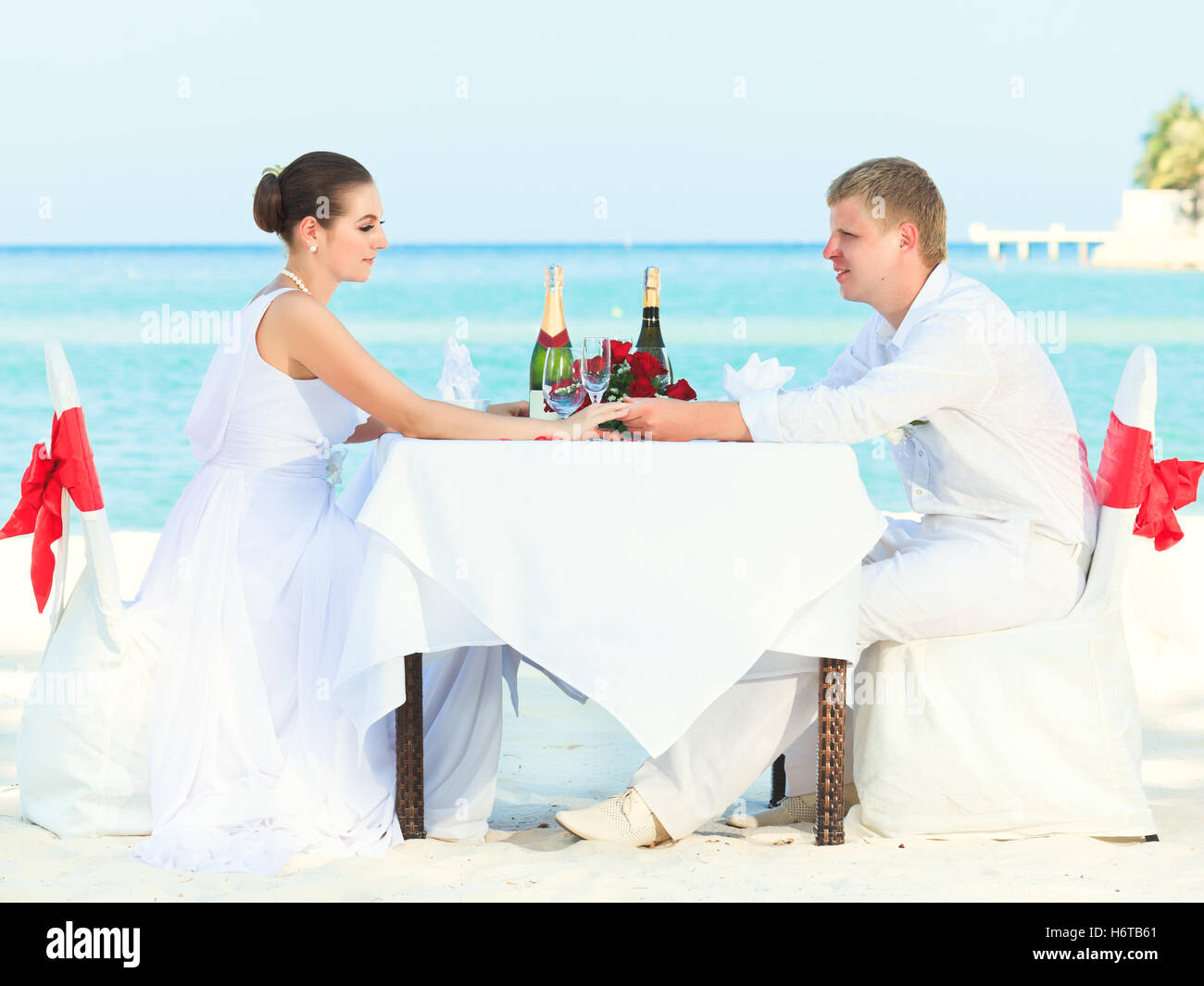 Cita romántica playa tropical mesa verano amor fotografías e imágenes de  alta resolución - Alamy