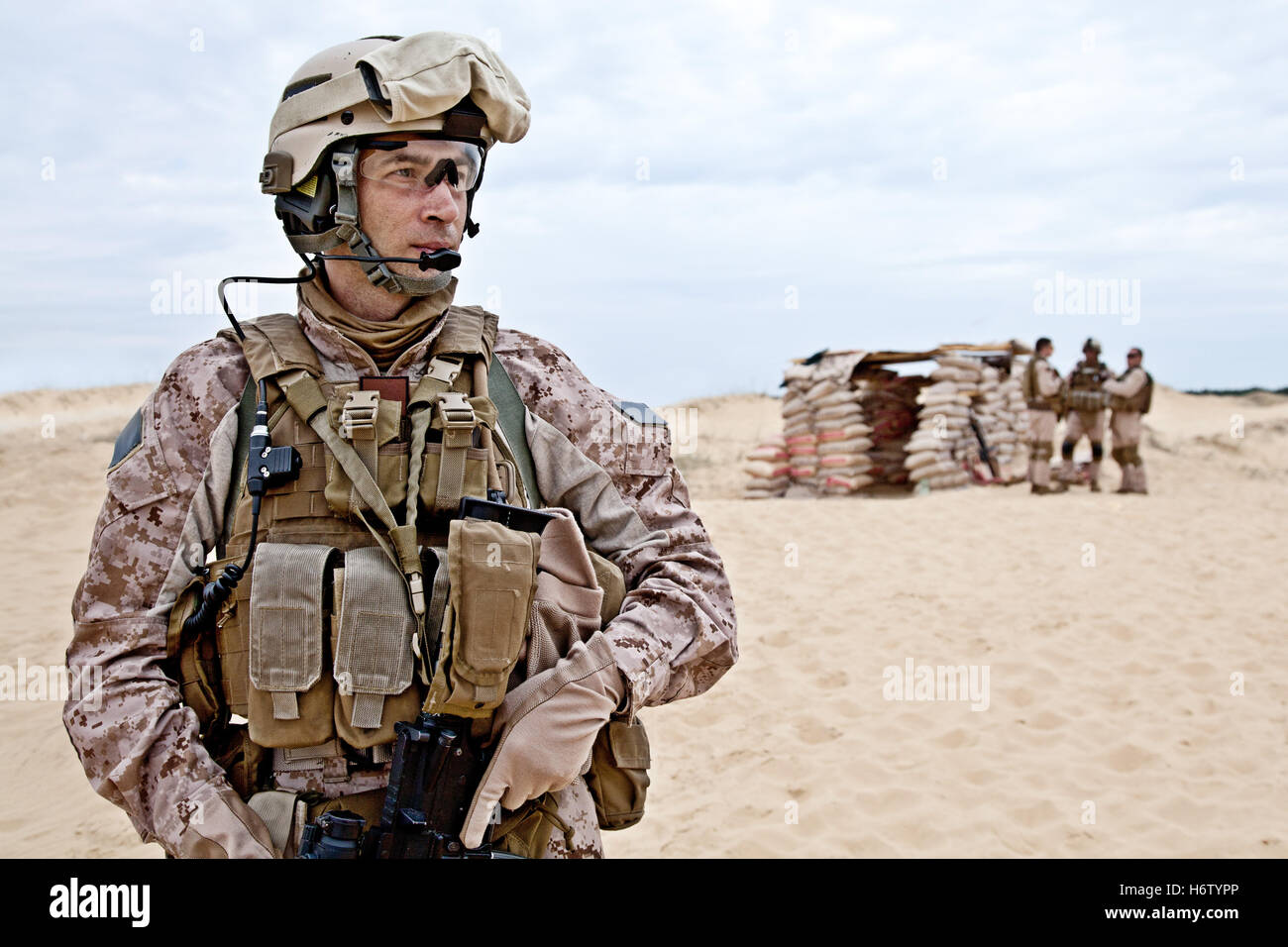 El desierto ejército americano usa la guerra soldado gafas Gafas Anteojos  de calor uniforme de la marina militar casco gafas marina Fotografía de  stock - Alamy