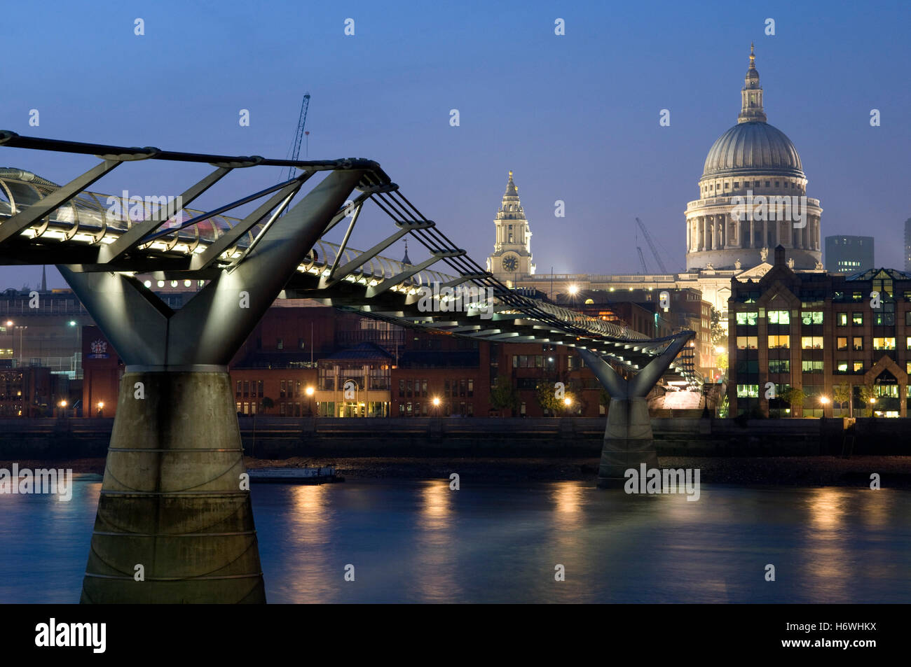 Puente del Milenio sobre el Támesis y la Catedral de San Pablo, por la noche, Londres, Inglaterra, Reino Unido, Europa Foto de stock