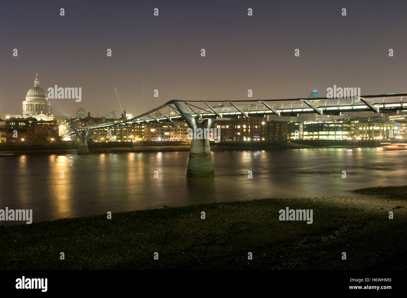 Puente del Milenio sobre el Támesis y la Catedral de San Pablo, por la noche, Londres, Inglaterra, Reino Unido, Europa Foto de stock