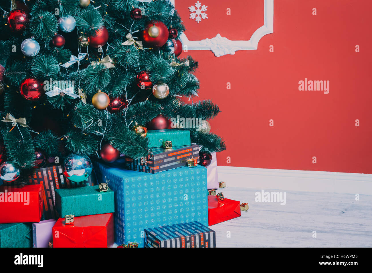 Hermosa habitación con decoración de Año Nuevo árbol de Navidad y regalos. La idea de postales. soft focus. someras dof Foto de stock