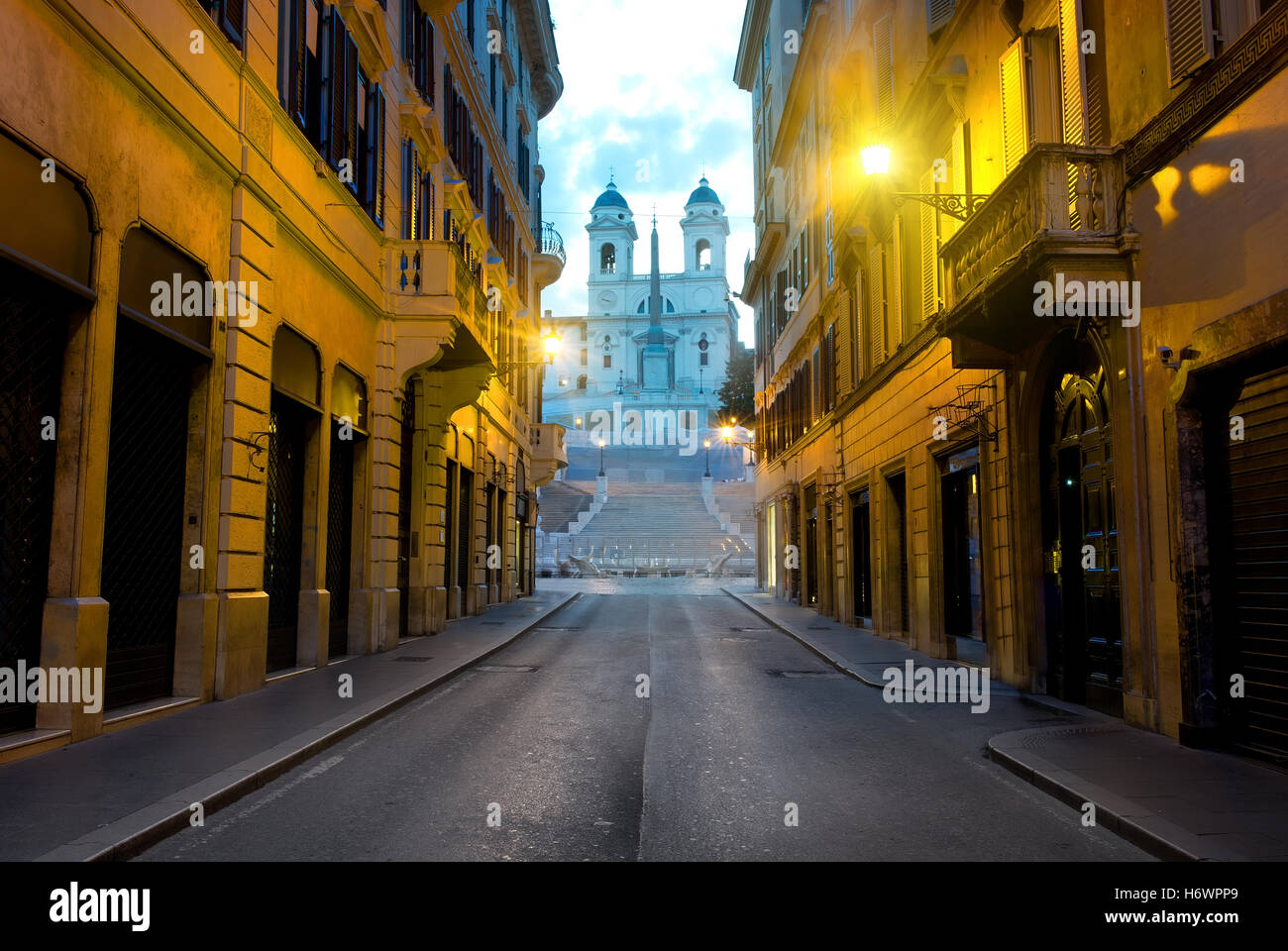 Famosas Escaleras Españolas y calle romana en la mañana, Italia Foto de stock
