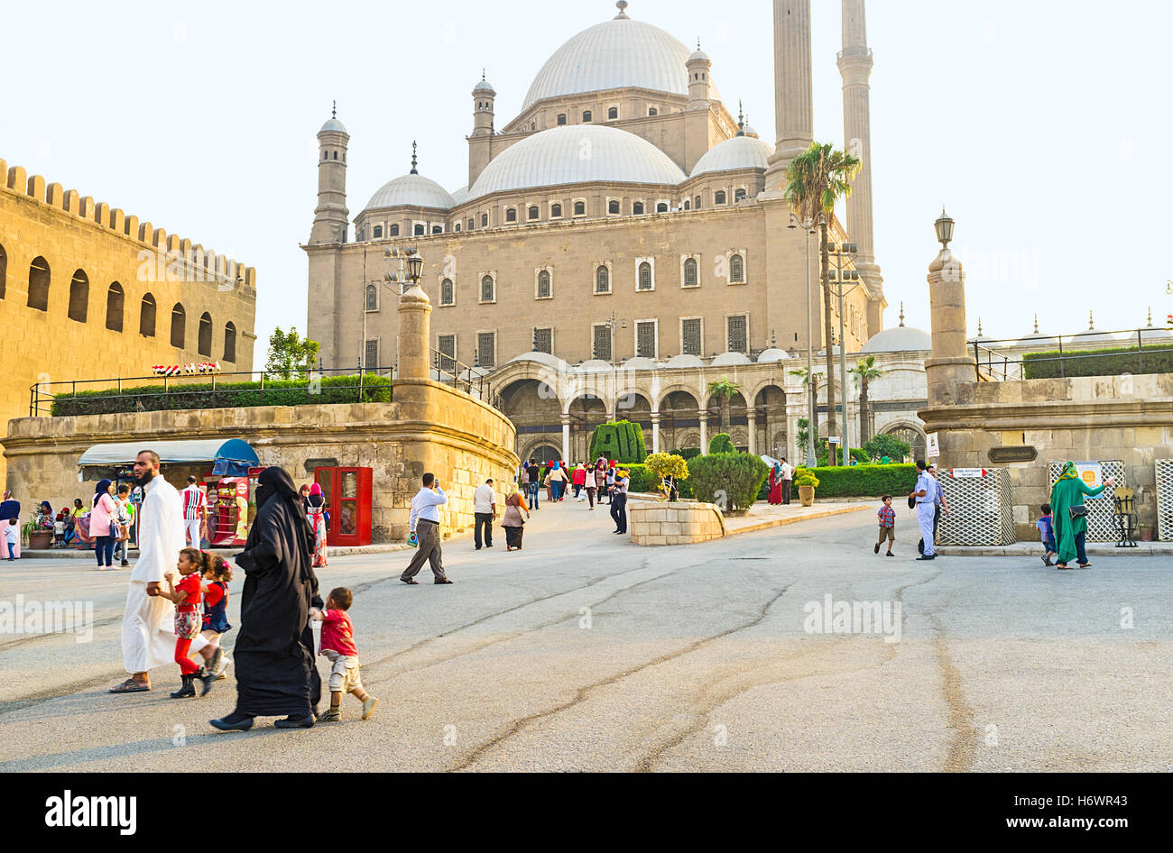 La familia musulmana en la Ciudadela de Saladino con la Mezquita de Alabastro en el fondo Foto de stock