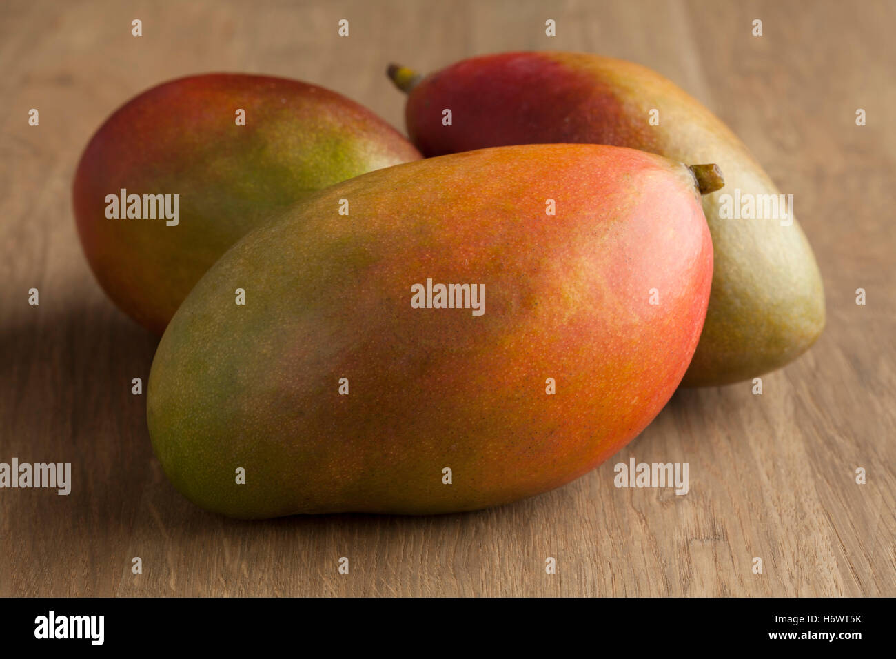 Los mangos frescos enteros maduros Foto de stock