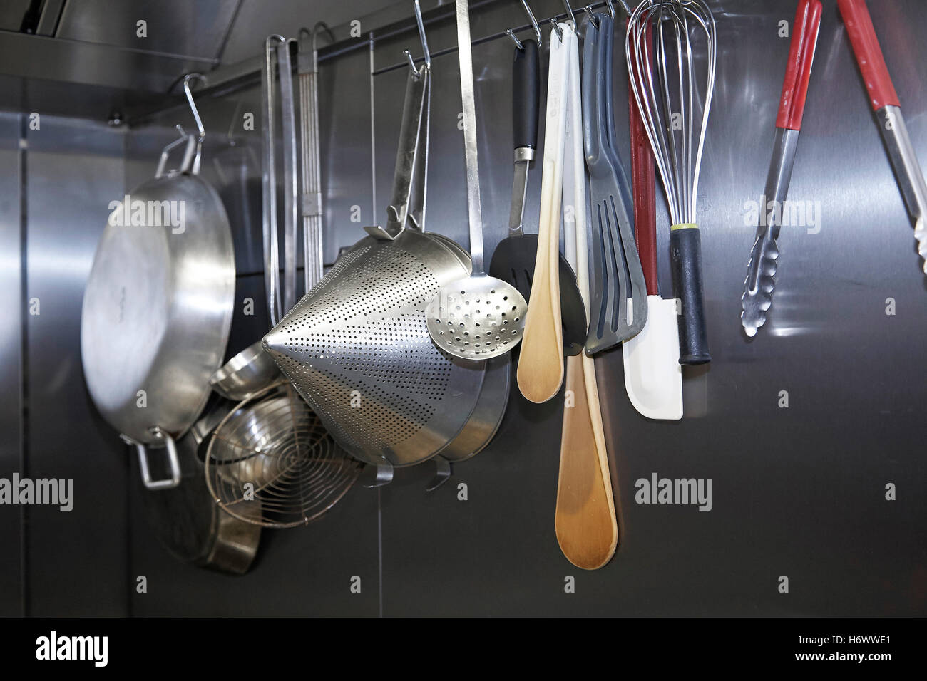 Utensilios de colgar en una cocina profesional Fotografía de stock - Alamy