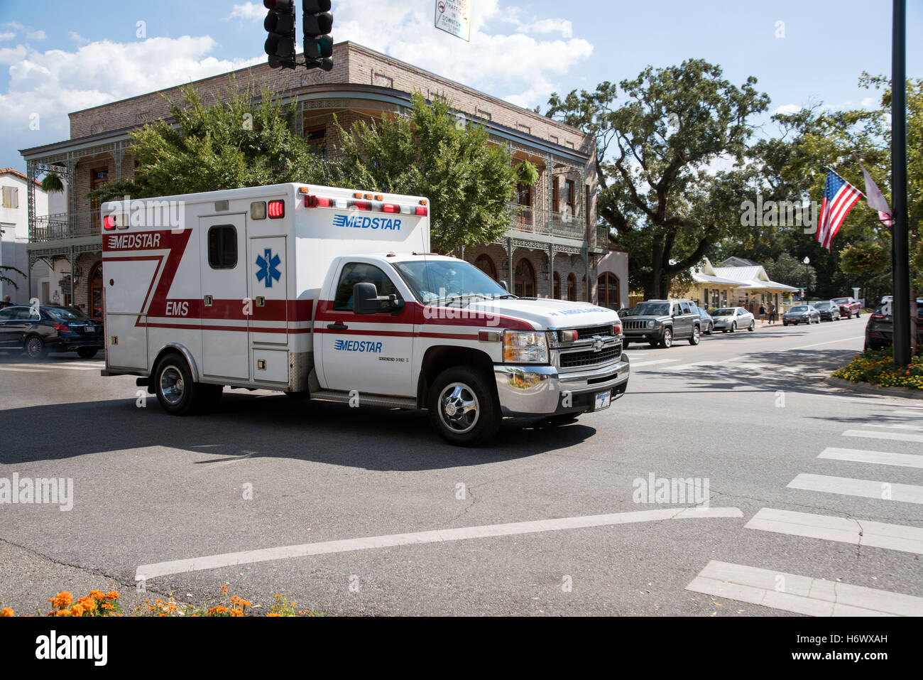 Centro de Fairhope Alabama usa una ambulancia en una llamada de emergencia que viajan a través del centro de la ciudad Foto de stock
