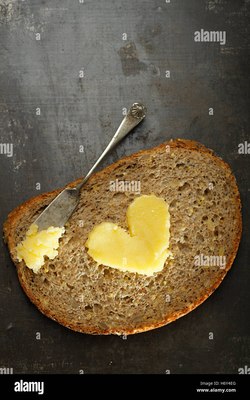 Ghee o mantequilla derretida en forma de corazón sobre pan integral  Fotografía de stock - Alamy