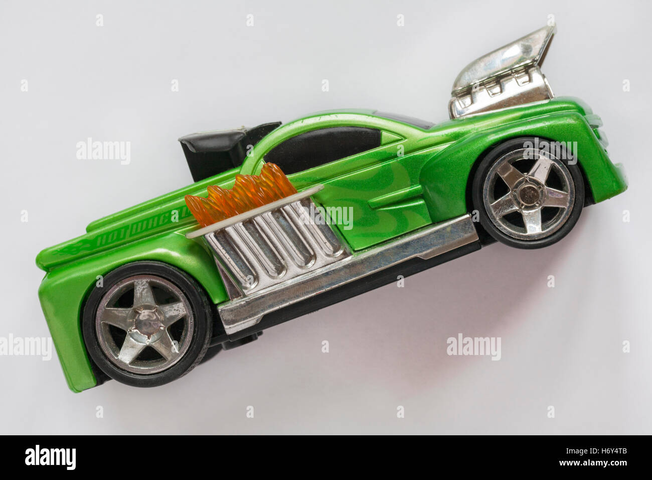 Verde de carreras de coches de juguete Hot Wheels aislado sobre fondo  blanco Fotografía de stock - Alamy
