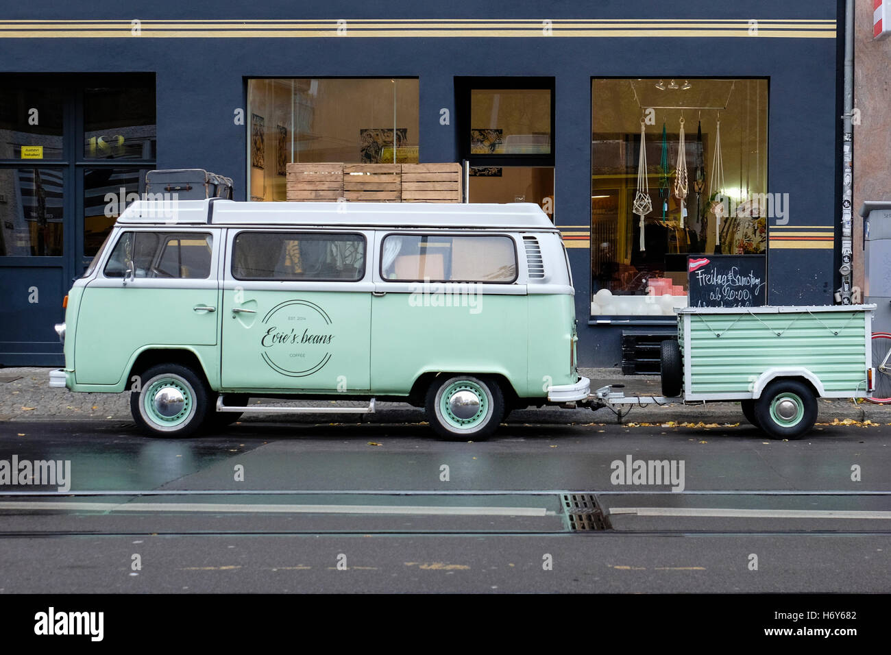Evie's beans" entrega de café clásico vehículo Volkswagen Combi y remolque.  Mitte, Berlin Fotografía de stock - Alamy