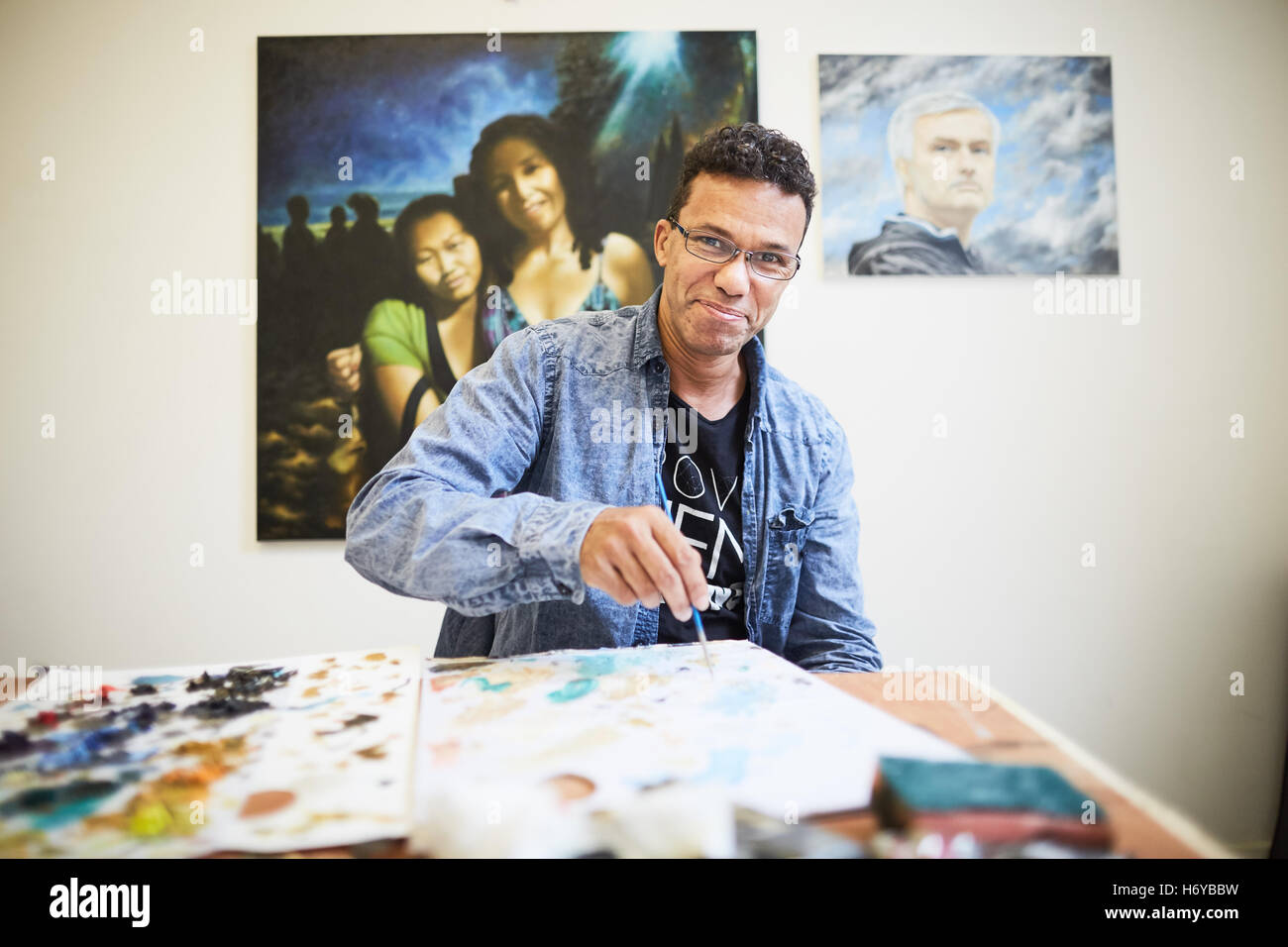 El artista Michael Browne en el estudio de la obra del artista pintor creativo de arte pintura artística pintada de fútbol clásico celebrity man Foto de stock