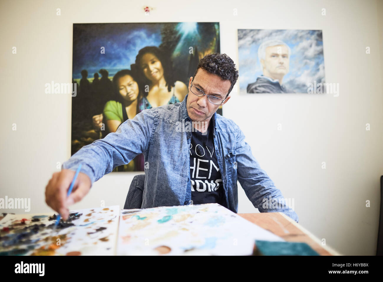 El artista Michael Browne en el estudio de la obra del artista pintor creativo de arte pintura artística pintada de fútbol clásico celebrity man Foto de stock