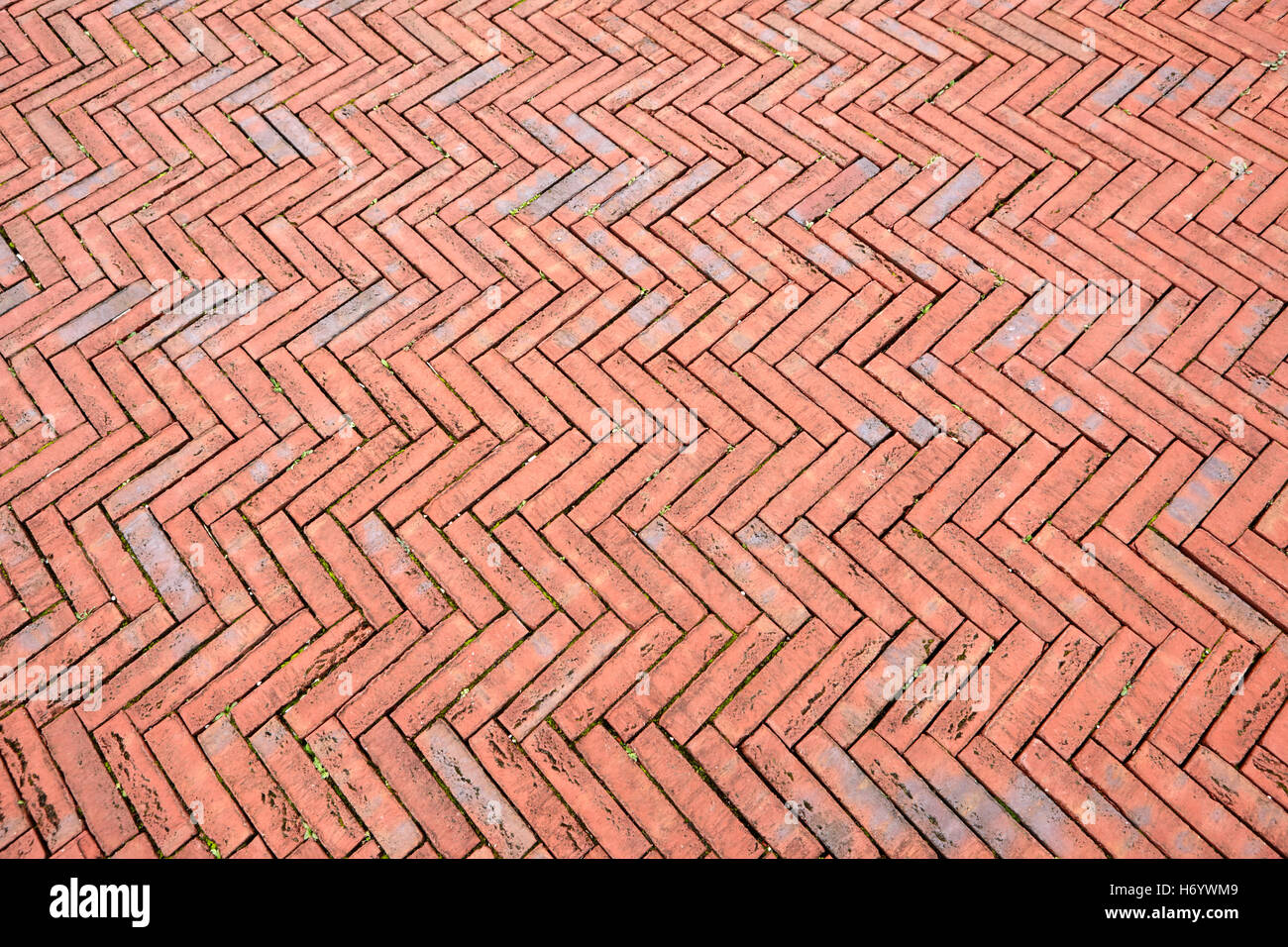 Diseño espigado pavimentación de ladrillo rojo en la bahía de Cardiff Wales Reino Unido Foto de stock
