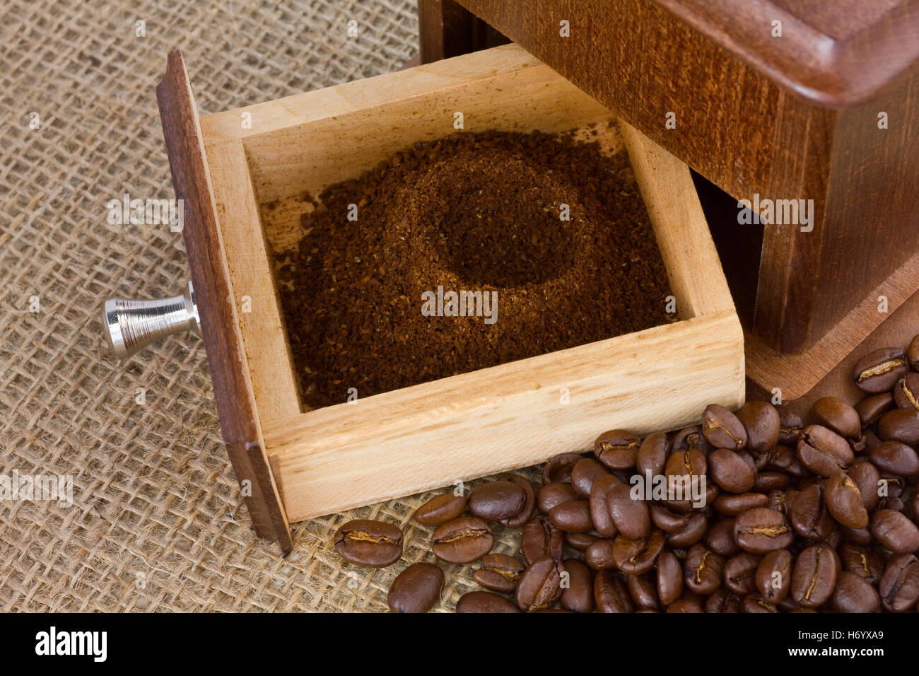 Café fresco muele en el molinillo de café caja con frijoles que rodean  Fotografía de stock - Alamy