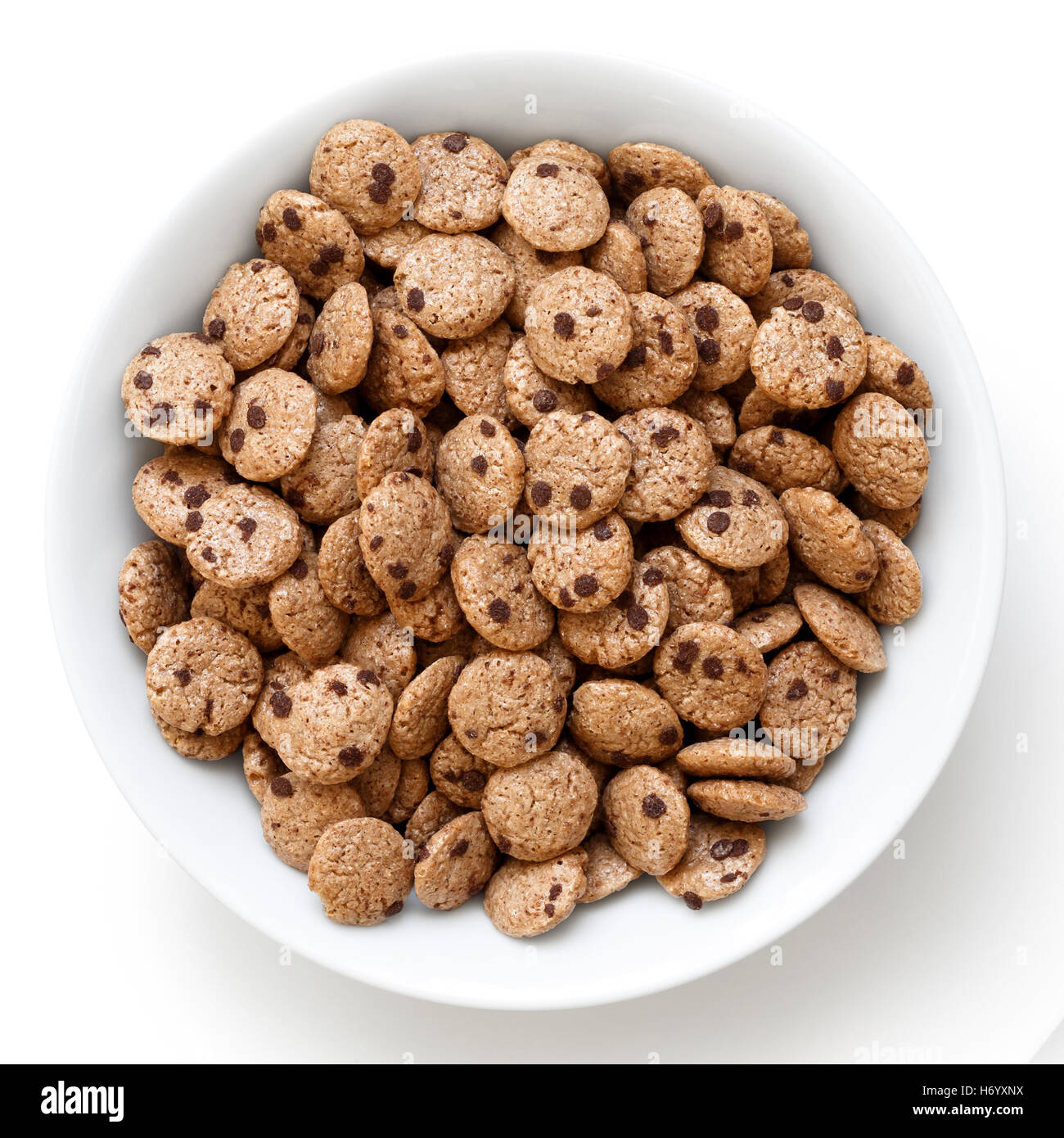 Tazón de cereales galletas con trocitos de chocolate aislado en blanco desde arriba. Foto de stock