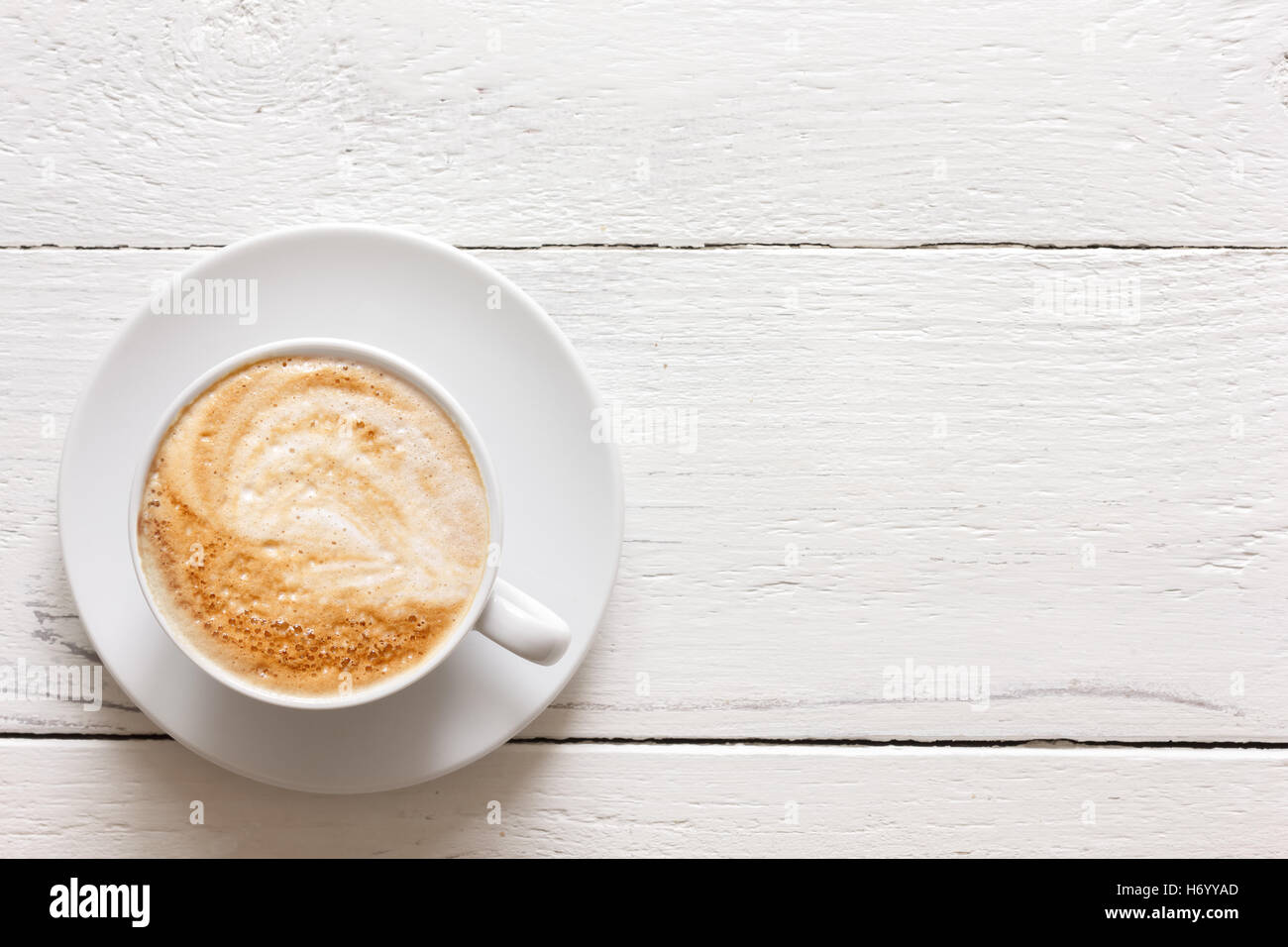 Hacer capuchino - Vista de cerca de colada de máquina de café