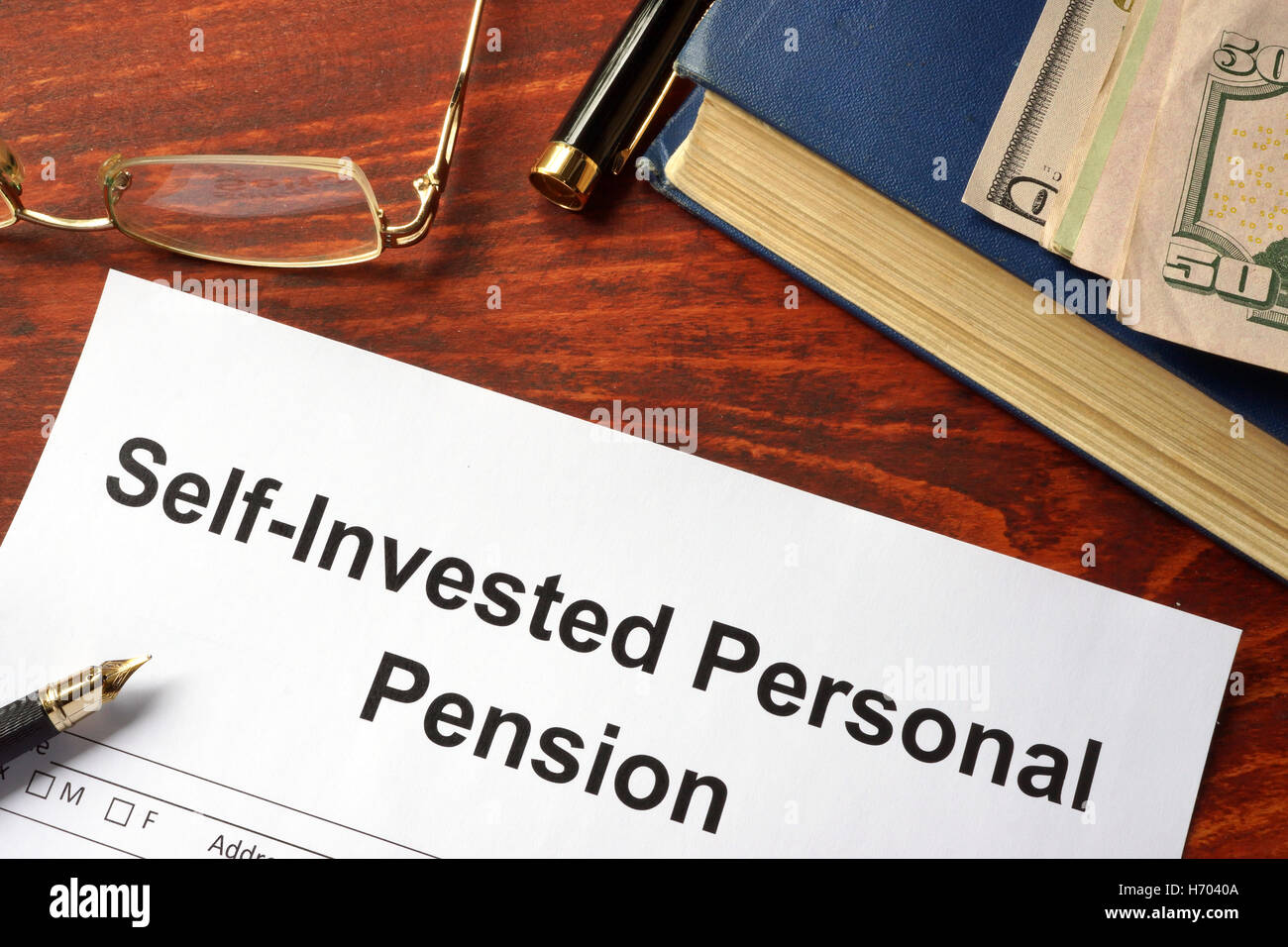 Pensión personal Self-Invested (SIPP) formulario en una mesa de oficina. Foto de stock