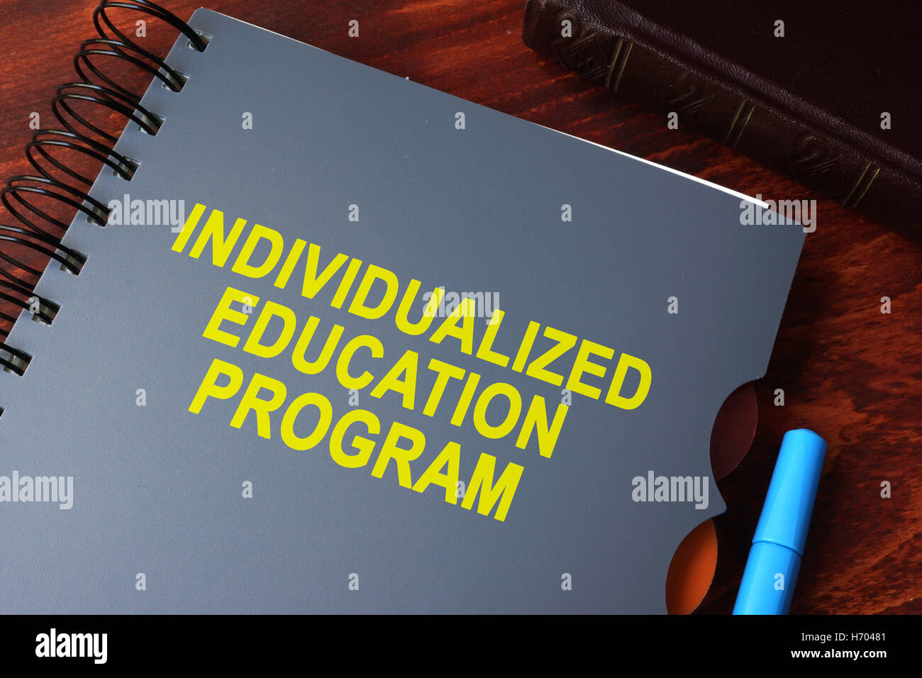 Libro con el título del programa de educación individualizada (IEP) en una tabla. Foto de stock