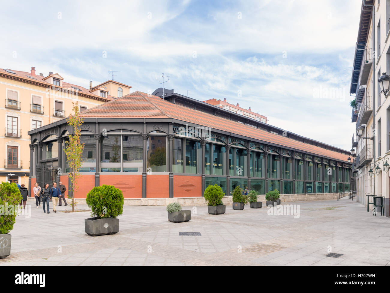 VALLADOLID, España - 1 de noviembre de 2016: Mercado del Val (Val Mercado) , es un ejemplo de la arquitectura del hierro. Se encuentra en la pl Foto de stock