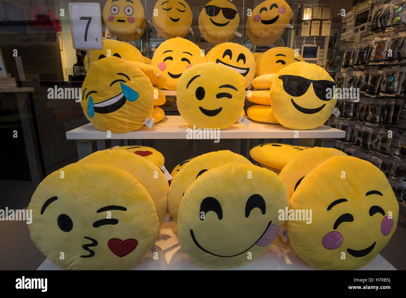Emoji cojines para la venta Fotografía de stock - Alamy