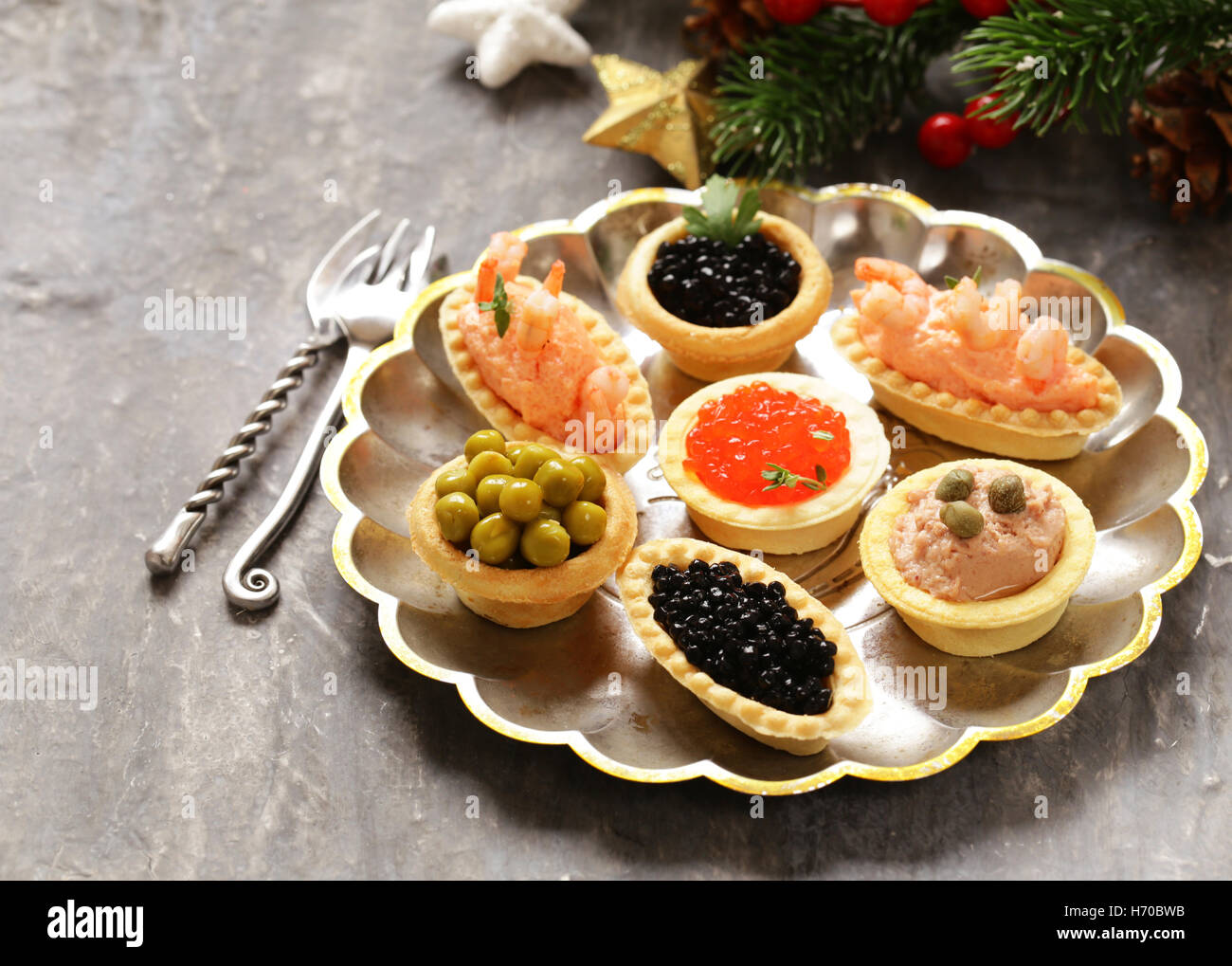 Какие закуски на новогодний стол. Закуска "тарталетки с сельдью". Тарталетки Мэри. Тарталетки с лангустинами. Тарталетки с икрой.