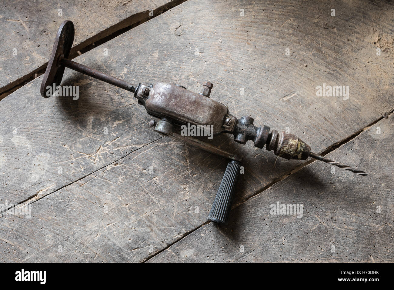 Taladro manual antiguo en el polvoriento taller, mesa de madera Fotografía  de stock - Alamy