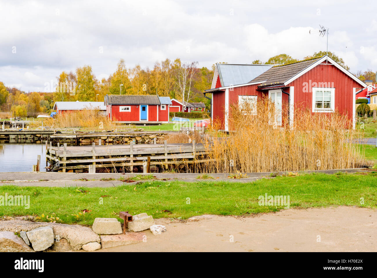 Bokevik, Suecia - 25 de octubre de 2016: documental ambiental de zonas costeras en el estilo de vida. Rojas y pequeñas cabañas de pesca profesional con wo Foto de stock