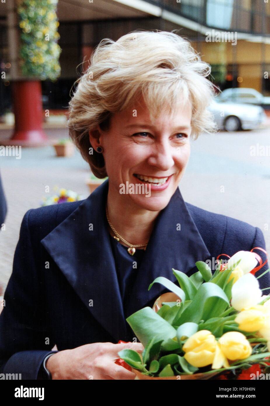 Su Alteza Real la duquesa de Gloucester Harrogate llega al Centro Internacional de Conferencias de abril de 1999 Foto de stock