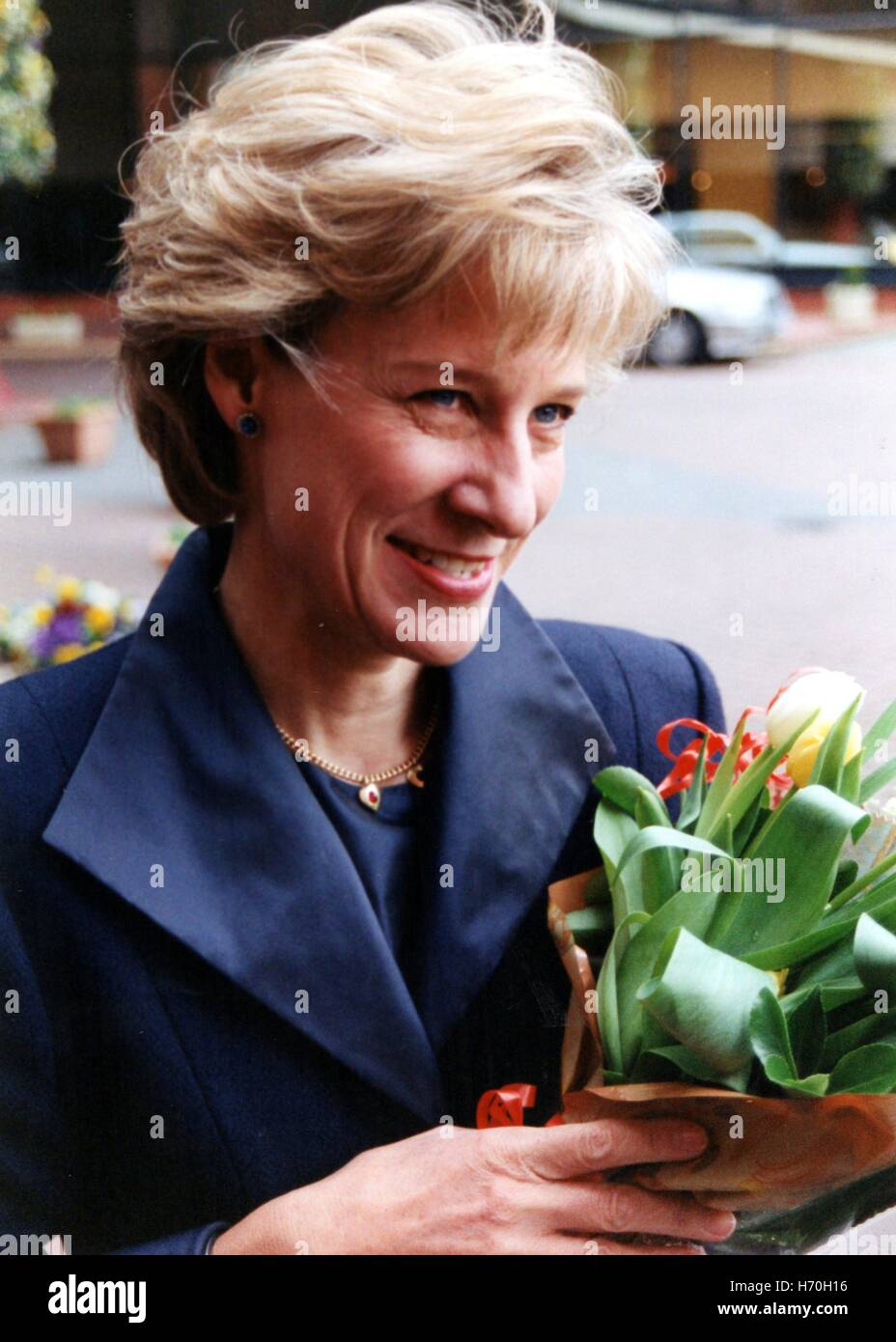 Su Alteza Real la duquesa de Gloucester Harrogate llega al Centro Internacional de Conferencias de abril de 1999 Foto de stock