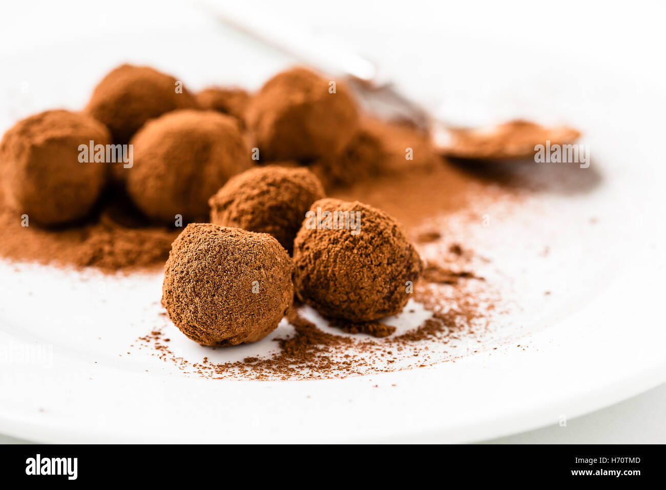 Trufas de chocolate. Caramelos trufas de chocolate artesanal con cacao en  polvo Fotografía de stock - Alamy