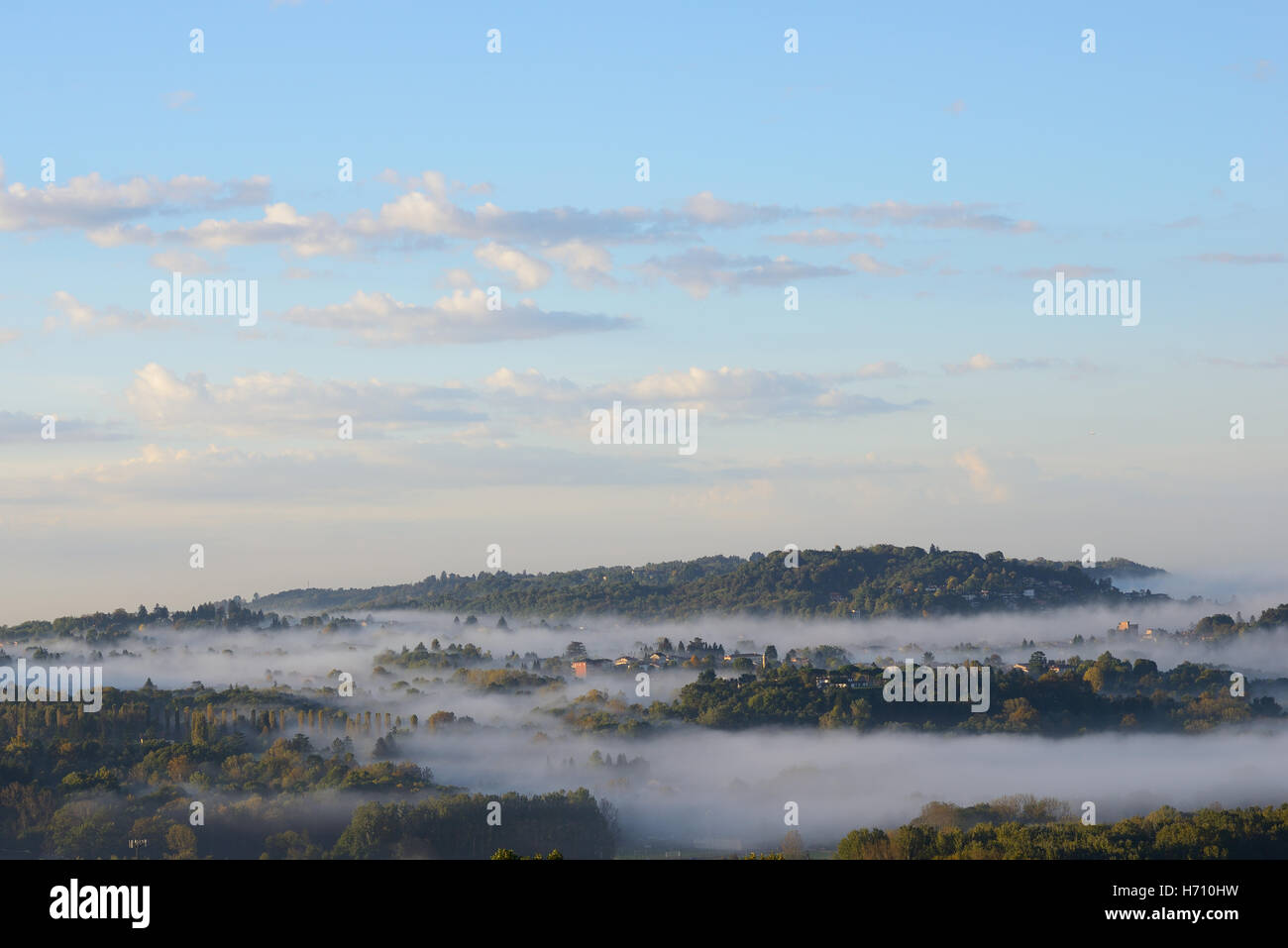 Paisaje boscoso envuelto en niebla baja. Cerca de Varese, Lombardía, Italia. Foto de stock