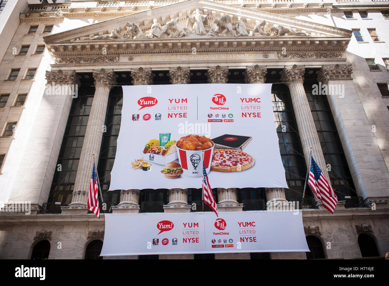 Girar en descubierto Apellido Exención La Bolsa de Nueva York está decorado para el primer día de cotización de  Yum China Holdings tras su separación de Yum Brands. Yum China tiene  derechos exclusivos para KFC, Pizza Hut