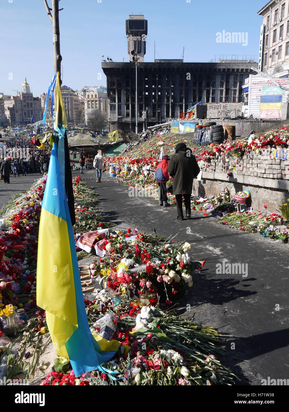 Las personas tristes víctimas en la plaza de la Independencia (Maidan) en Kiev, pocos días después de la revolución de Febrero de 2014 Foto de stock