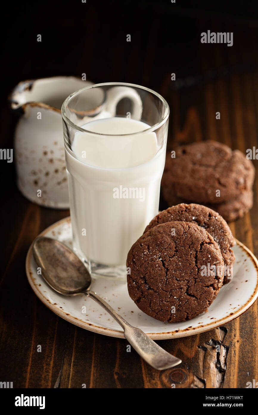 Galletas de chocolate con un vaso de leche Fotografía de stock - Alamy