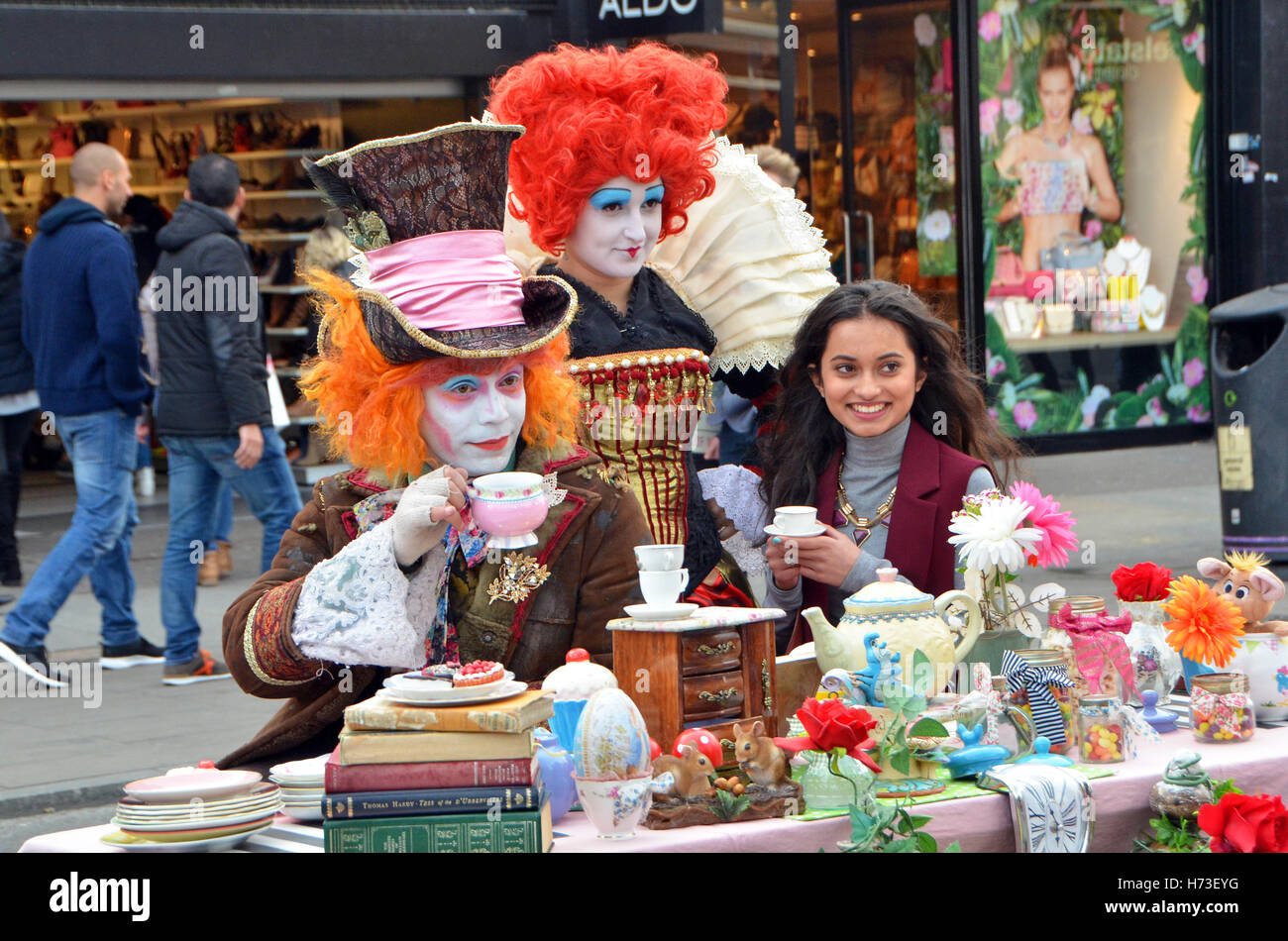 Londres Reino Unido 1 4 16 Mad Hatters Tea Party Musicos Brasilenos En Camden Town Posar Para Fotos Con Los Turistas Fotografia De Stock Alamy