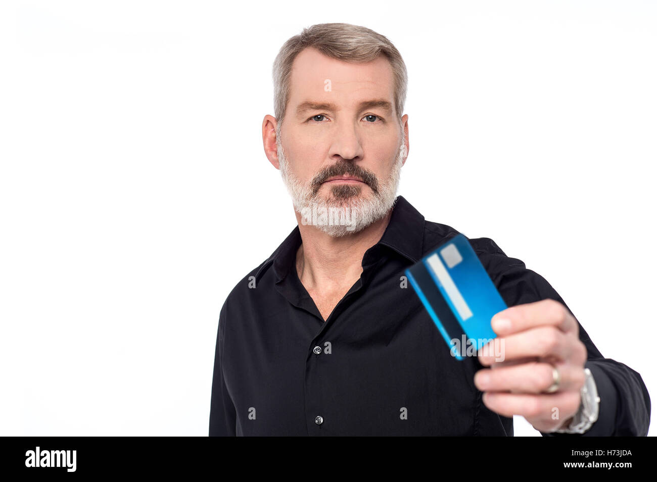 Moderno aislado modernidad masculino caucásico europeo masculino barba tecnología de tarjeta de crédito guapo posando posesión de crédito Foto de stock