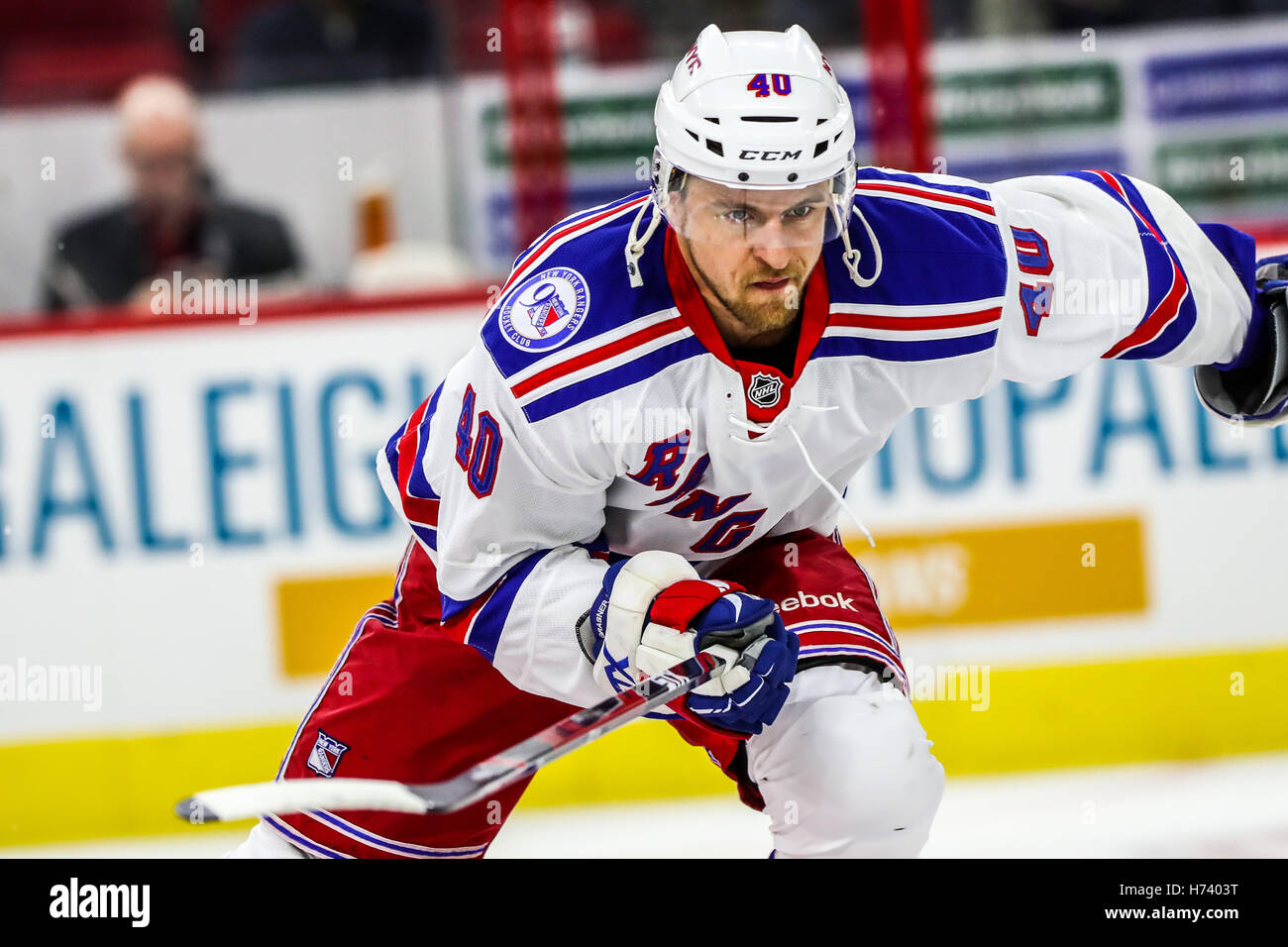 Octubre 29, 2016 - Raleigh, Carolina del Norte, EE.UU. - New York Rangers ala derecha Michael Grabner (40) durante el NHL juego entre los New York Rangers y los Carolina Hurricanes en la arena de la PNC. (Crédito de la Imagen: © Andy Martin Jr. a través de Zuma Wire) Foto de stock
