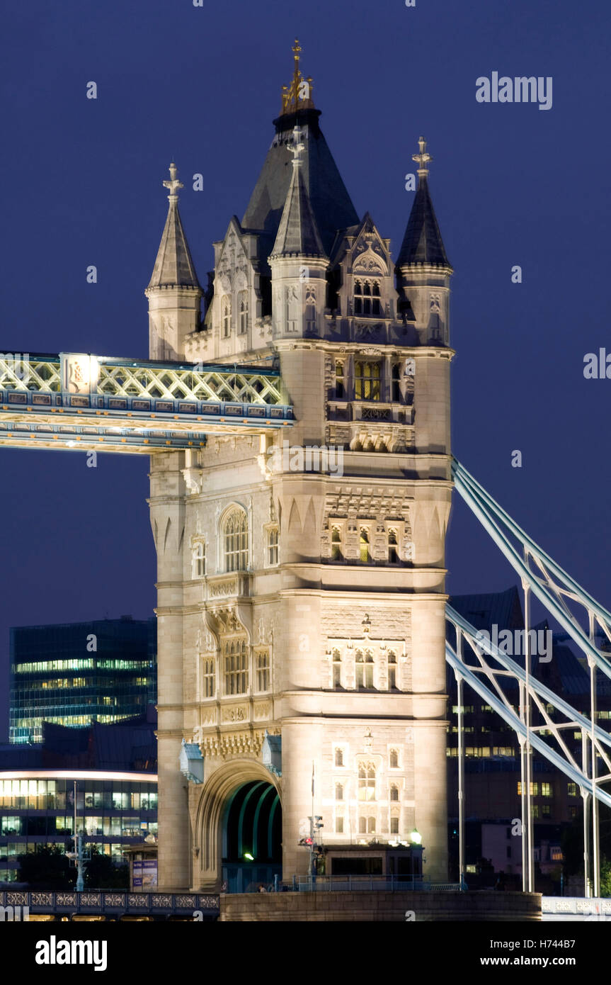 Por la noche, el Tower Bridge de Londres, Inglaterra, Reino Unido, Europa Foto de stock