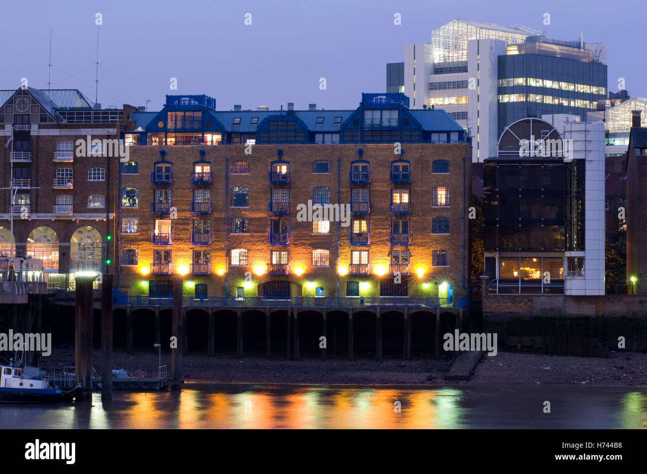 Por la noche, los Docklands de Londres, Inglaterra, Reino Unido, Europa Foto de stock
